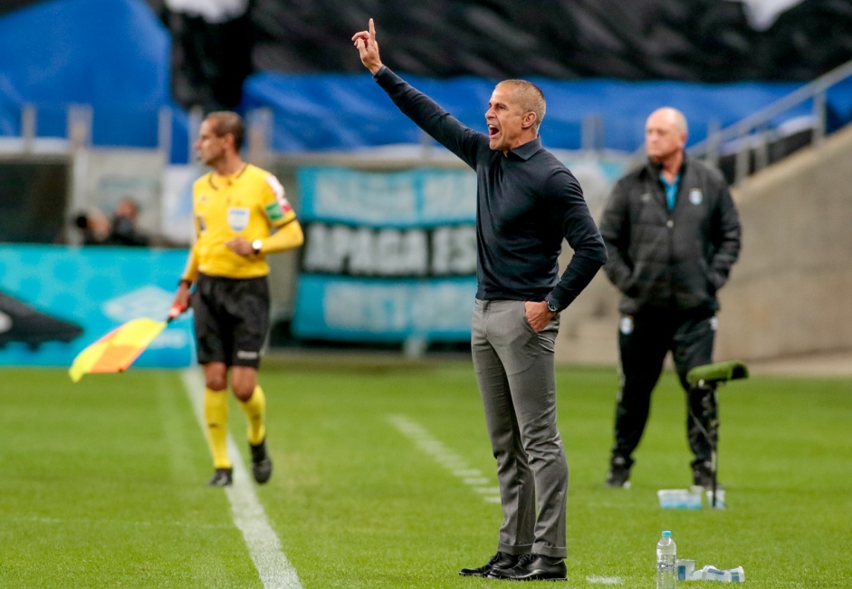 Técnico Sylvinho durante partida entre Corinthians e Grêmio, pelo Campeonato Brasileiro