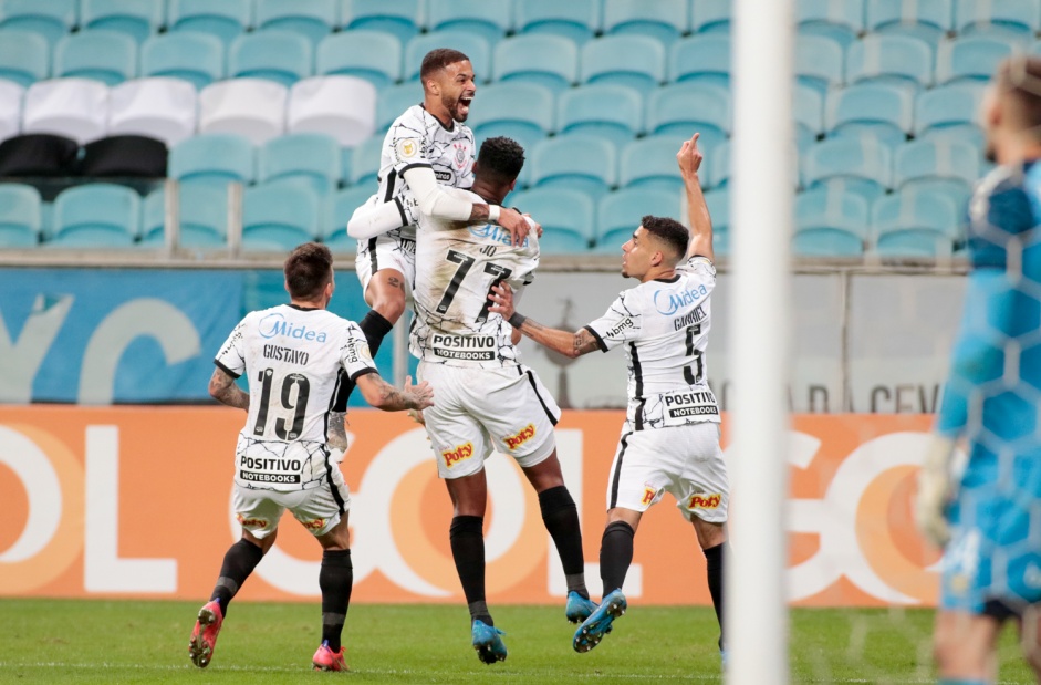 Vitinho comemora sua assistência, que deu origem ao gol de Jô, no duelo contra o Grêmio