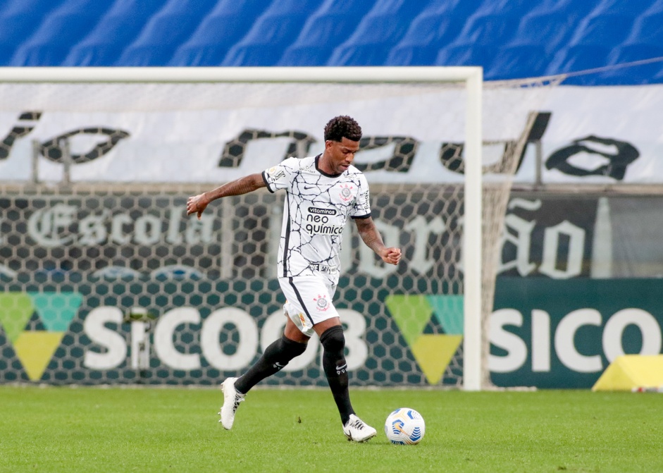 Zagueiro Gil durante partida entre Corinthians e Grêmio, pelo Campeonato Brasileiro