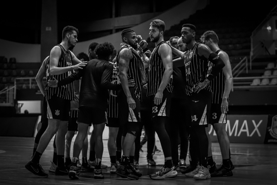 Equipe do Corinthians durante partida de basquete contra o Mogi