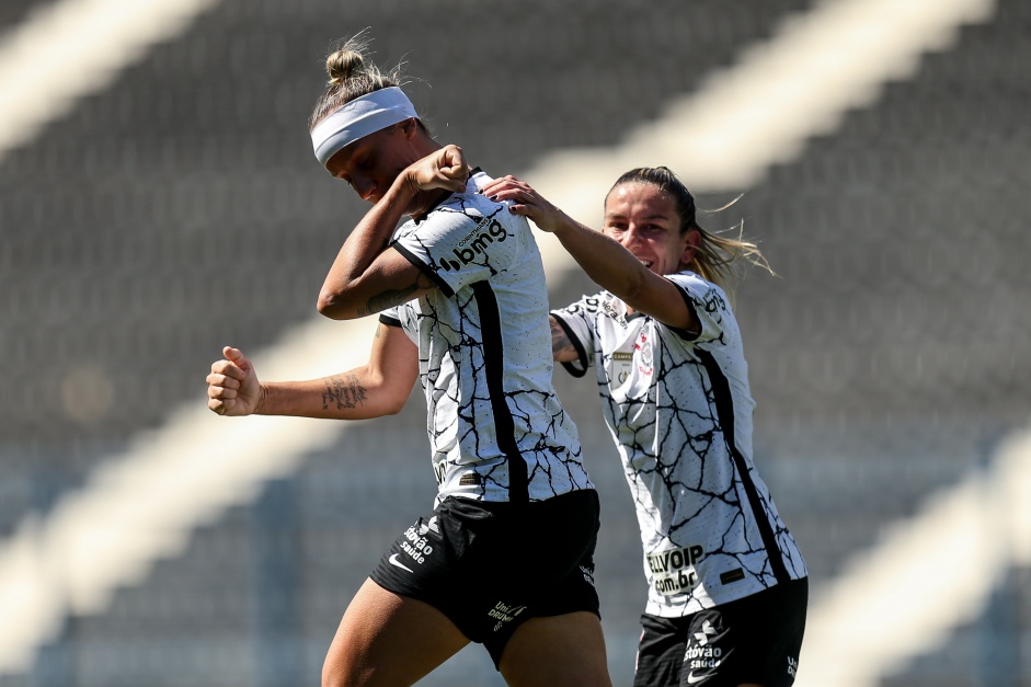 Cacau e Pardal comemorando gol no jogo entre Corinthians e Nacional, pelo Paulista Feminino