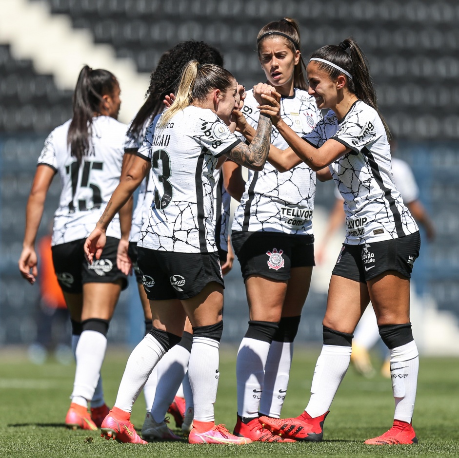 Elenco do Corinthians Feminino durante jogo entre Corinthians e Nacional