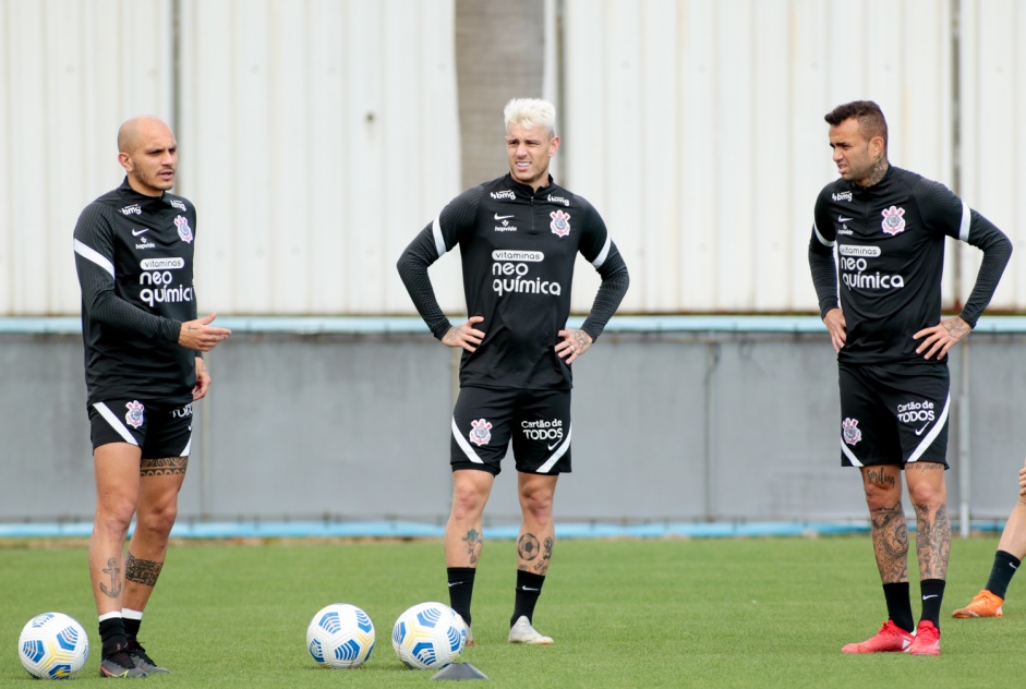 Fbio Santos, Roger Guedes e Luan durante treino no CT Joaquim Grava