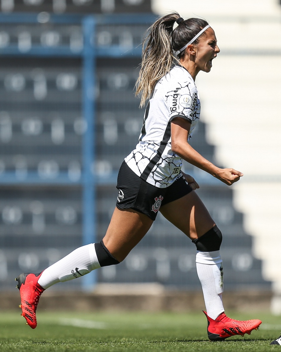 Diany comemorando seu gol no jogo entre Corinthians e Nacional, pelo Paulista Feminino