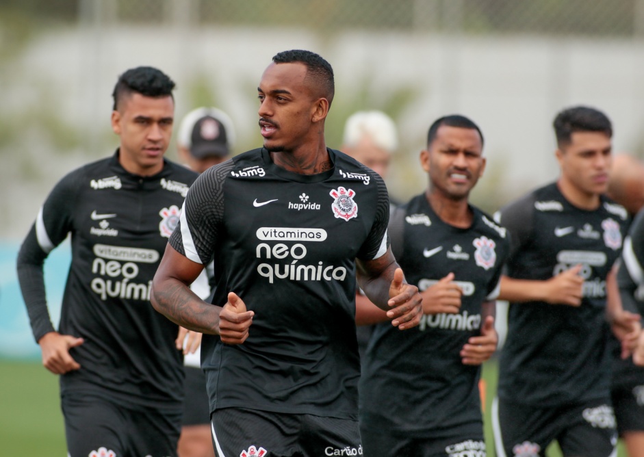 Raul Gustavo e companheiros durante treinamento do Corinthians no CT