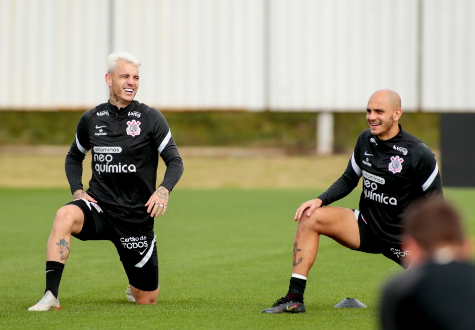 Roger Guedes e Fábio Santos durante treinamento do Corinthians no CT Joaquim Grava