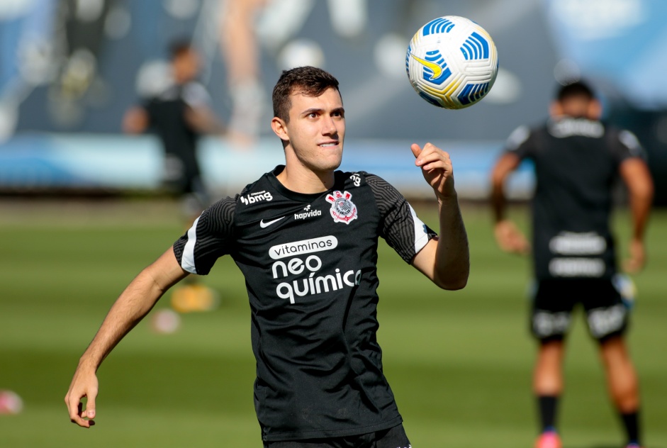 Lucas Piton segue treinando forte no CT Joaquim Grava no dia do aniversário do Corinthians