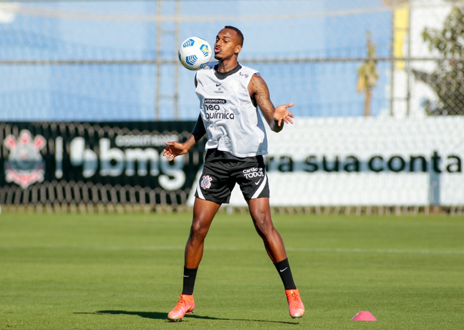 Raul Gustavo segue treinando forte no CT Joaquim Grava no dia do aniversrio do Corinthians