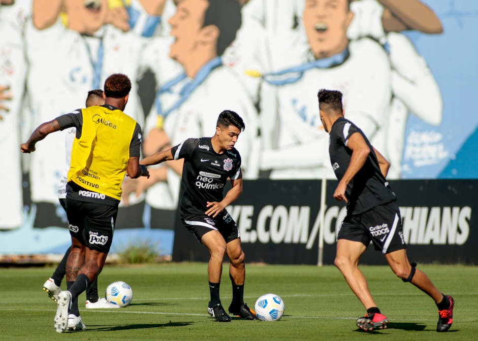 Roni segue treinando forte no CT Joaquim Grava no dia do aniversário do Corinthians