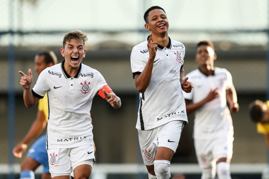 Ryan e Arthur Souza no duelo entre Corinthians e Ibrachina, pelo Paulista Sub-20