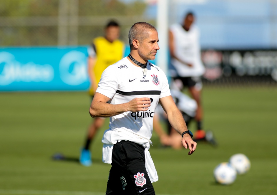 Sylvinho segue treinando a equipe no CT Joaquim Grava no dia do aniversário do Corinthians