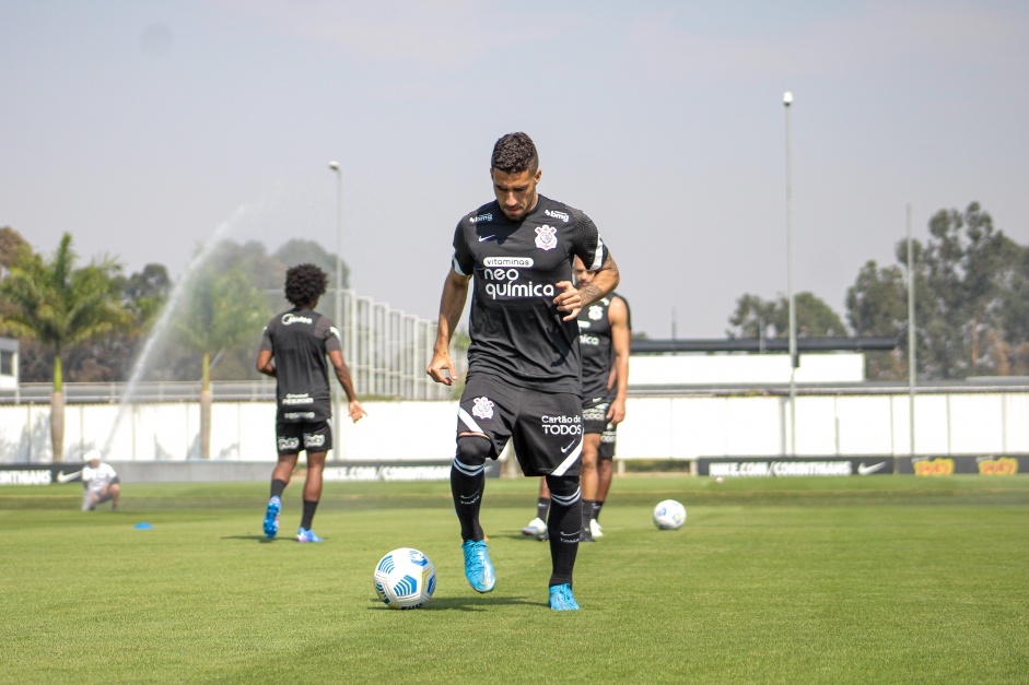 Gabriel em mais um dia de treinamentos no CT do Corinthians