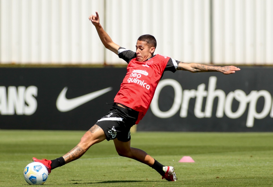 Gabriel Pereira durante treino no CT do Corinthians