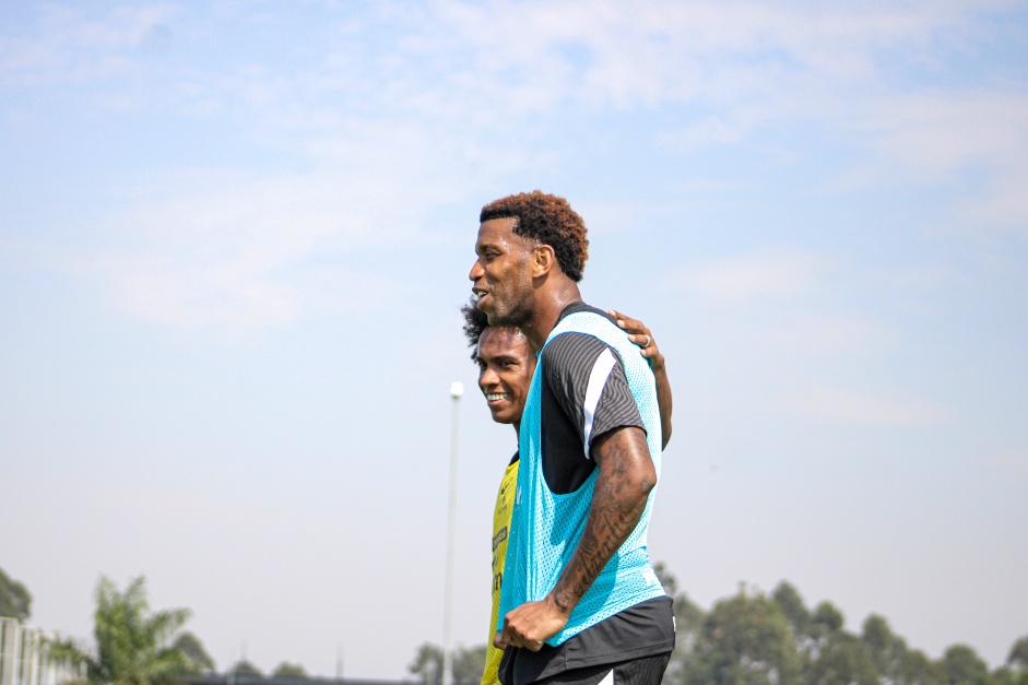 Gil e Willian em mais um dia de treinamentos no CT do Corinthians