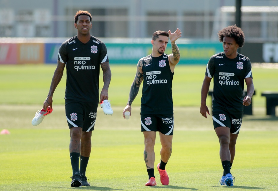 Gil, Fagner e Willian durante treino no CT do Corinthians