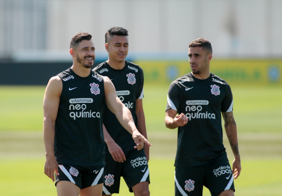 Giuliano, Cantillo e Gabriel durante treino no CT do Corinthians