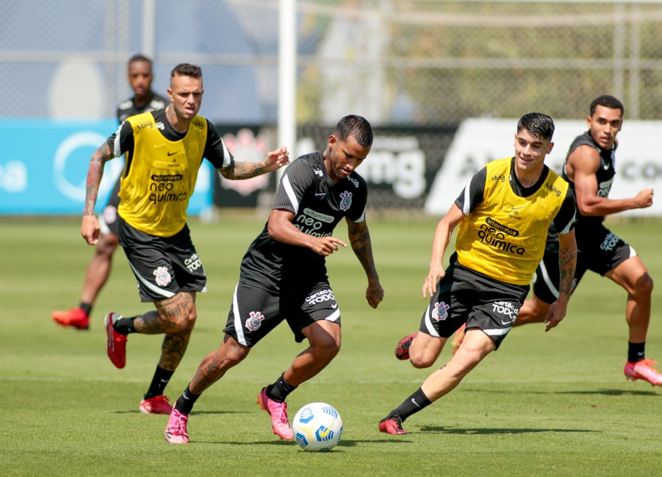Luan, Marquinhos, Araos e Du durante treino no CT do Corinthians