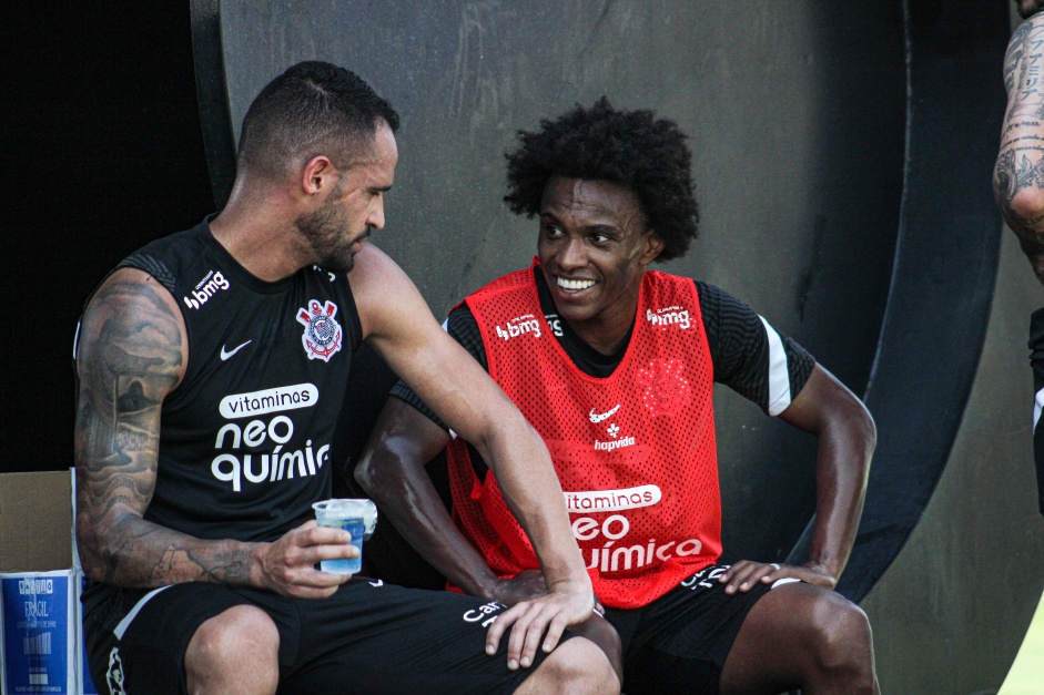 Renato Augusto e Willian em mais um dia de treinamentos no CT do Corinthians