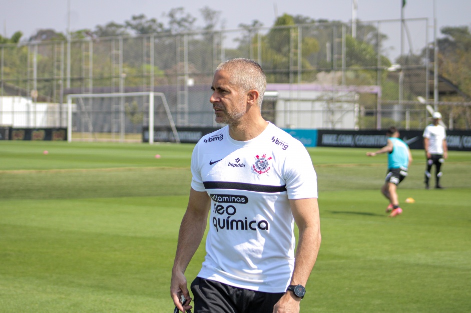 Sylvinho em mais um dia de treinamentos no CT do Corinthians