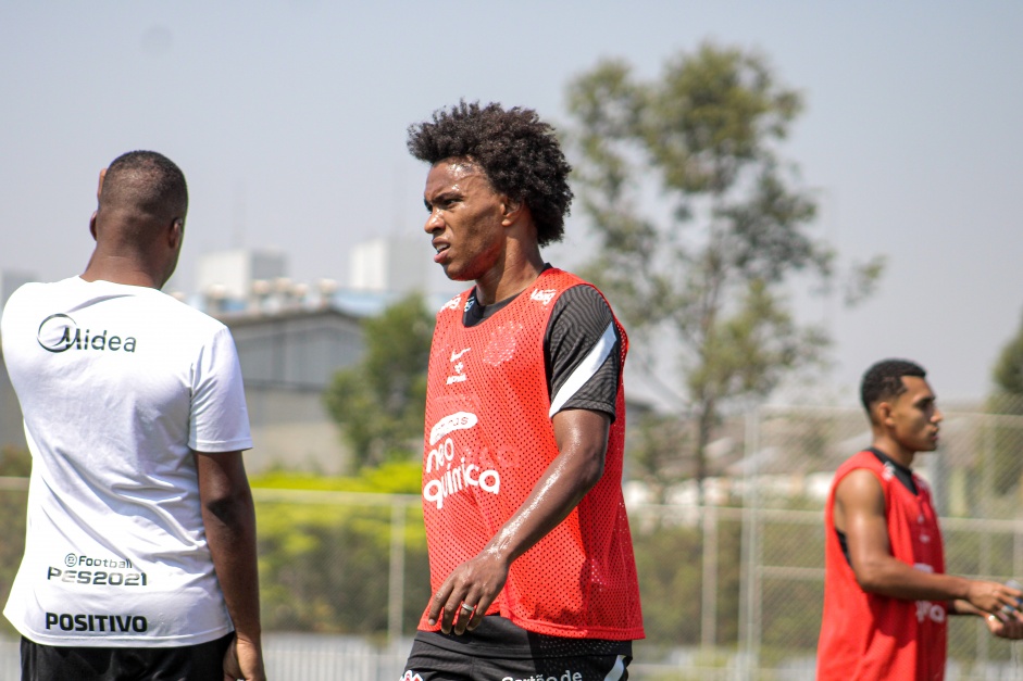 Willian em mais um dia de treinamentos no CT do Corinthians