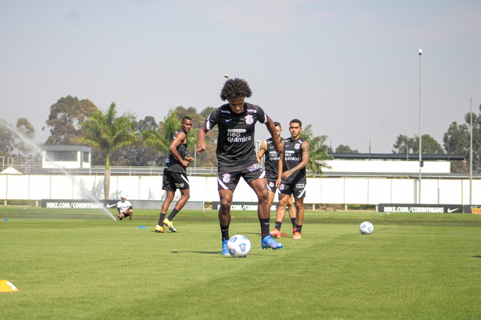 Willian em mais um dia de treinamentos no CT do Corinthians