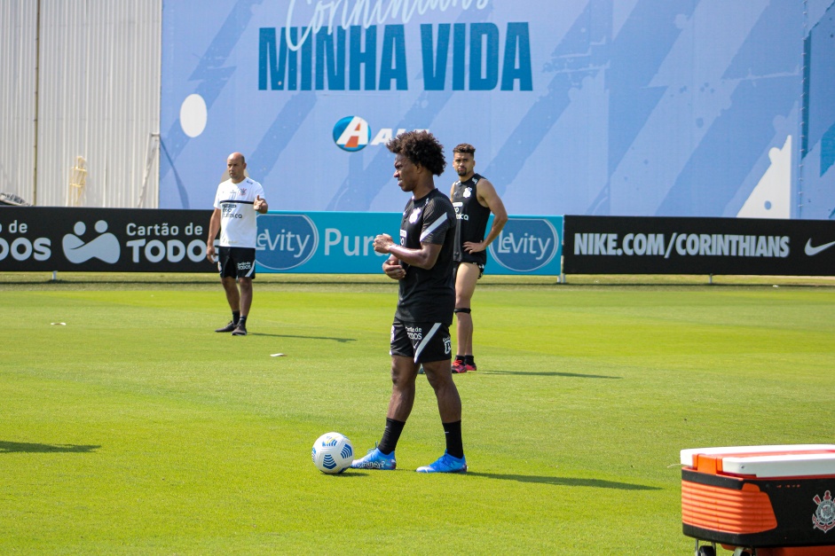 Willian em mais um dia de treinamentos no CT do Corinthians