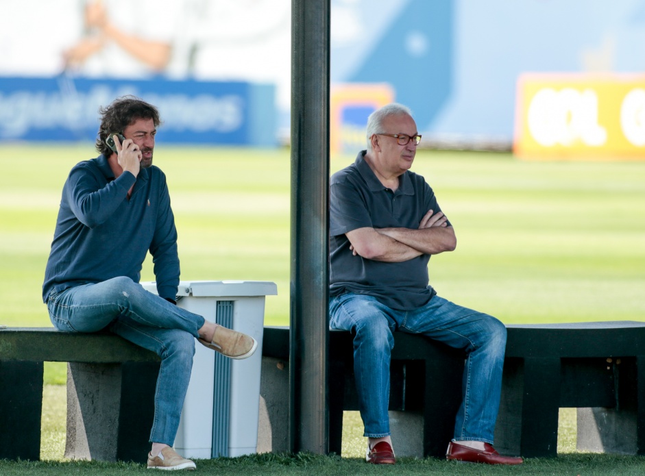 Roberto de Andrade (à direita) afirmou que fan token ajuda Corinthians com contratações e que clube deve tentar falar com Paulinho já no próximo mês
