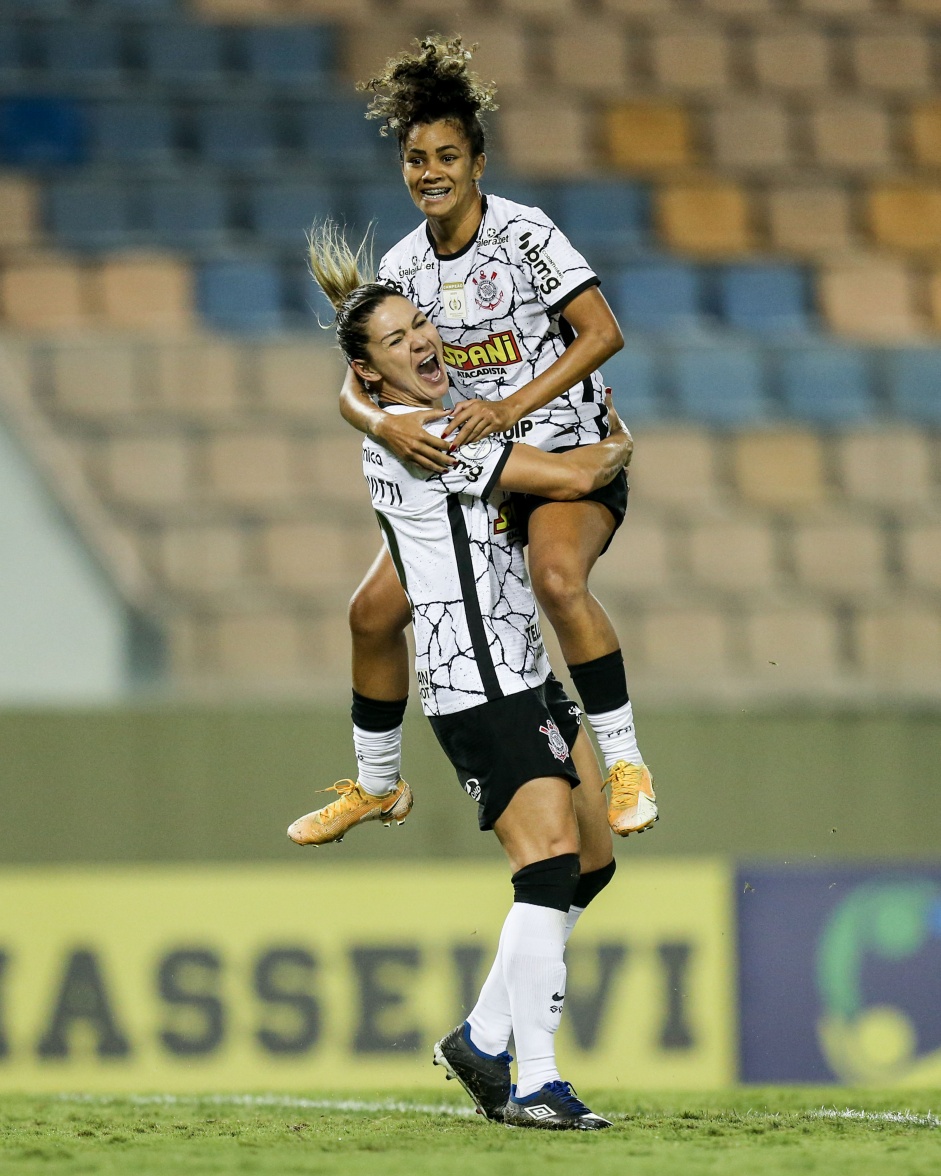 Gabi Zanotti e Ingryd comemoram gol no jogo entre Corinthians e Ferroviria
