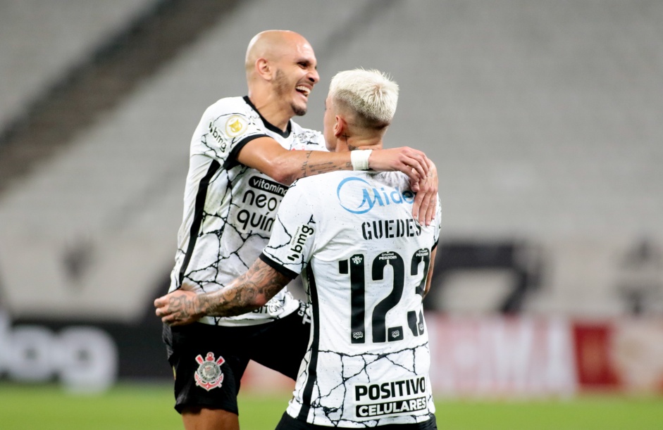 Amigos fora do gramado, Róger Guedes e Fábio Santos surgem como esperanças de gol no Maracanã