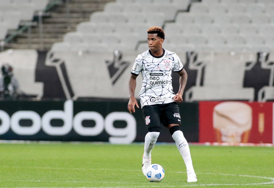 Zagueiro Gil atuando no jogo entre Corinthians e Juventude, pelo Campeonato Brasileiro