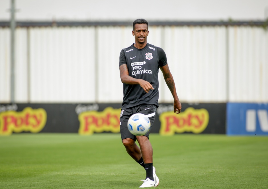 Atacante J em mais um dia de treinamentos no CT do Corinthians