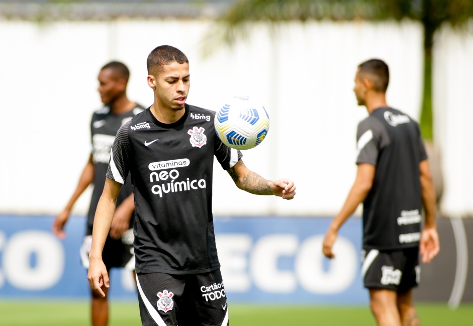 Jovem Gabriel Pereira em mais um dia de treinamentos no CT do Corinthians