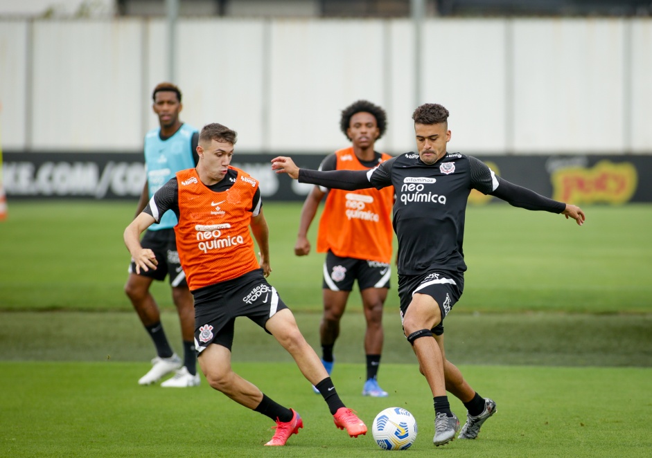 Piton e Lo Santos em mais um dia de treinamentos no CT do Corinthians