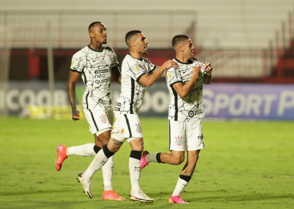 Raul, Gabriel e Gabriel Pereira comemorando o gol do Corinthians contra o Atltico-GO