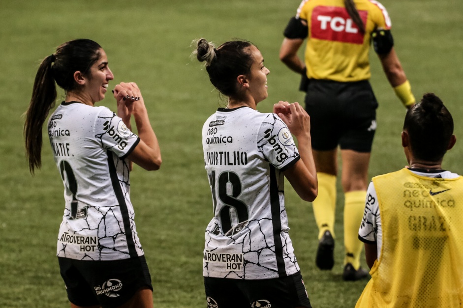 Katiuscia e Gabi Portilho durante partida entre Corinthians e Palmeiras, pelo Brasileiro Feminino