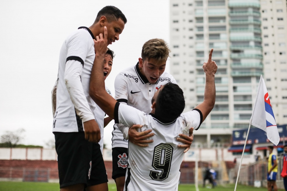 Elenco Sub-20 durante jogo entre Corinthians e Nacional-SP pelo Paulista Sub-20