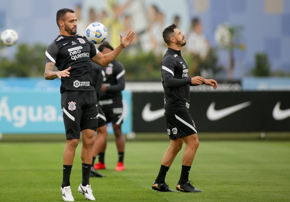 Renato Augusto e Giuliano durante treino do Corinthians no CT Joaquim Grava