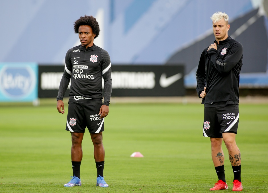 Willian e Rger Guedes durante tarde de treinos do Corinthians no CT Joaquim Grava