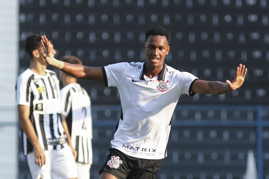Cauê comemorando seu gol no jogo entre Corinthians e Santos pelo Brasileiro Sub-20
