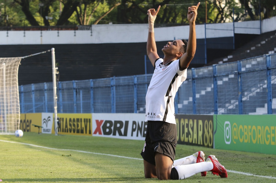 Cauê comemorando seu gol no jogo entre Corinthians e Santos pelo Brasileiro Sub-20