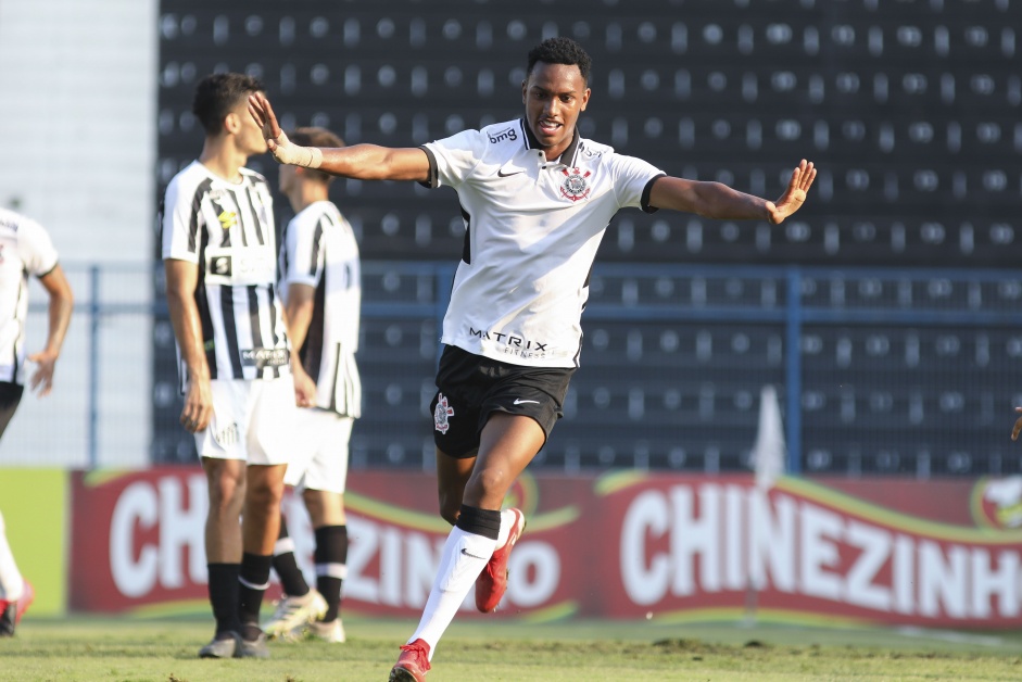 Cauê comemorando seu gol no jogo entre Corinthians e Santos pelo Brasileiro Sub-20