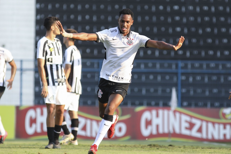 Cau comemorando seu gol no jogo entre Corinthians e Santos pelo Brasileiro Sub-20