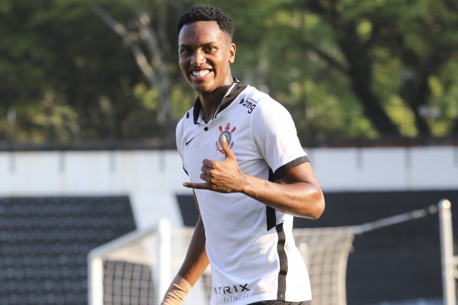Cauê comemorando seu gol no jogo entre Corinthians e Santos pelo Brasileiro Sub-20