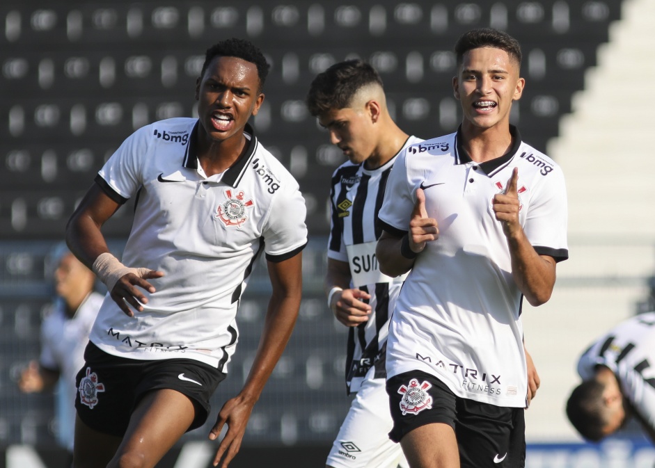 Cauê e Keven comemorando seus gols no jogo entre Corinthians e Santos pelo Sub-20