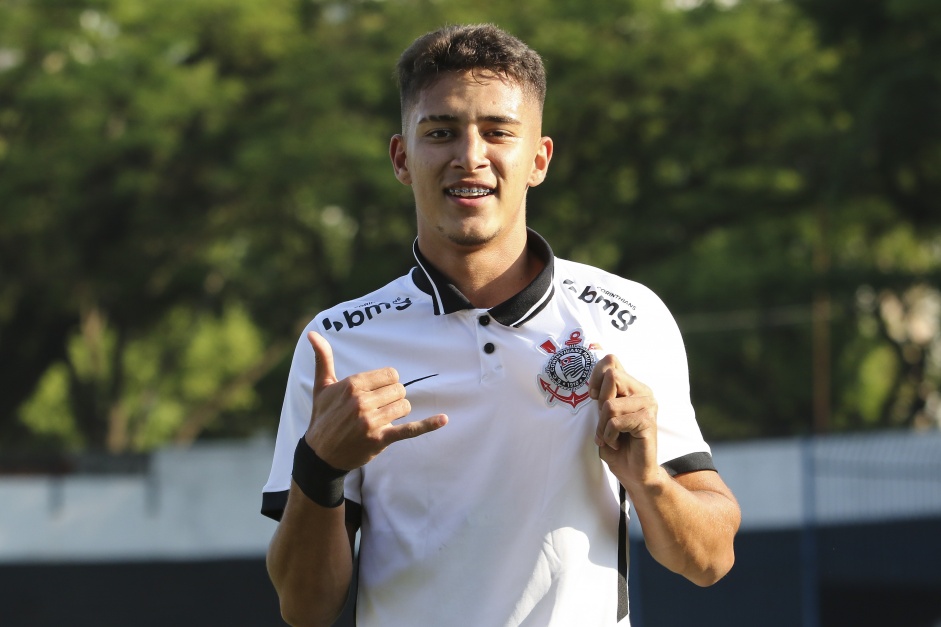 Keven comemorando seu gol no jogo entre Corinthians e Santos pelo Brasileiro Sub-20