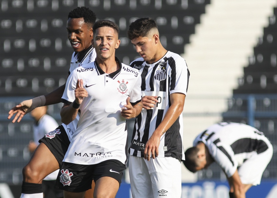 Keven Vinicius comemorando seu gol no jogo entre Corinthians e Santos pelo Brasileiro Sub-20