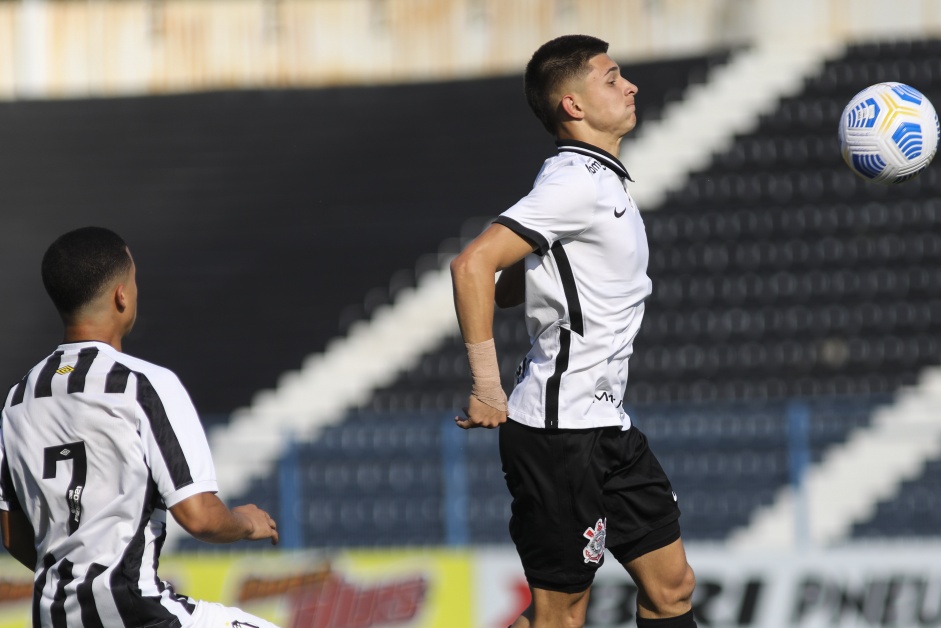 Lo Mana durante jogo entre Corinthians e Santos, pelo Sub-20