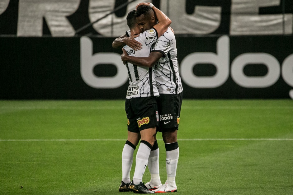 Giuliano e J se abraam em comemorao ao gol do meia contra o Amrica-MG