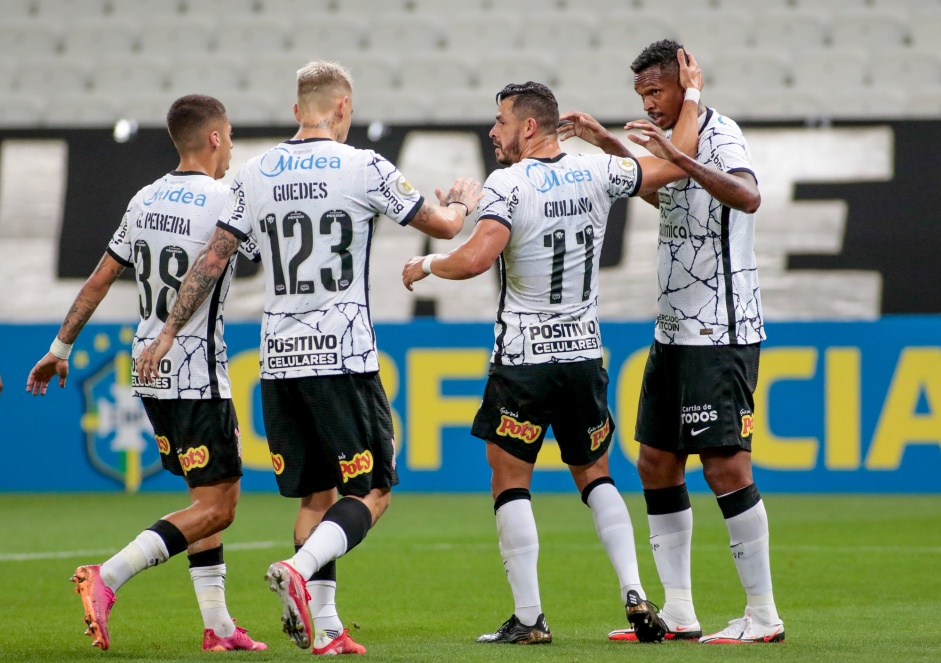 Jogadores do Corinthians comemoram o gol de Giuliano na partida entre Corinthians e Amrica-MG