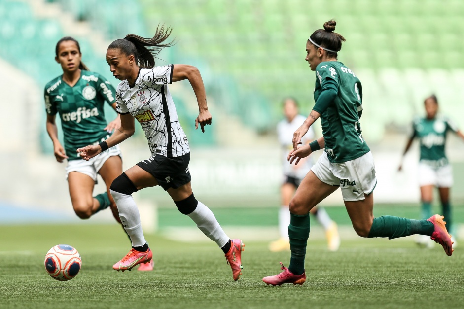 Atacante Adriana no jogo entre Corinthians e Palmeiras, pelo Campeonato Paulista Feminino
